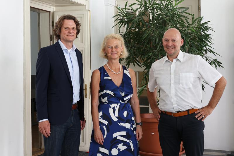 Stiftungsprofessor Harald Loy, Rektorin Veronika Sexl und Thomas Gamsjäger, Leiter des Geschäftsbereichs Bahn der Getzner Werkstoffe GmbH  