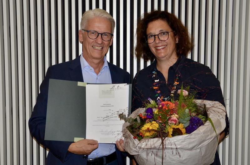 Professorin Katrin Singler erhält den Schiffbauer-Ehrenpreis, überreicht von Professor Rainer Wirth
