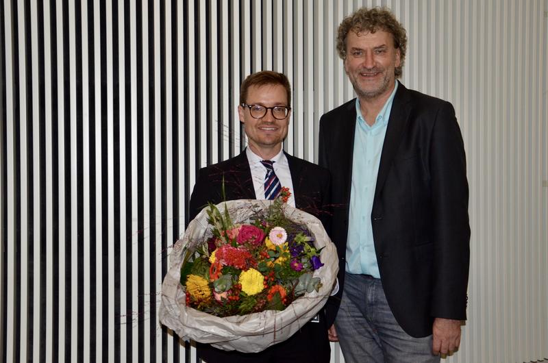 Dr. Bendix Labeit (links) erhält Schiffbauer-Förderpreis, überreicht von Professor Markus Gosch