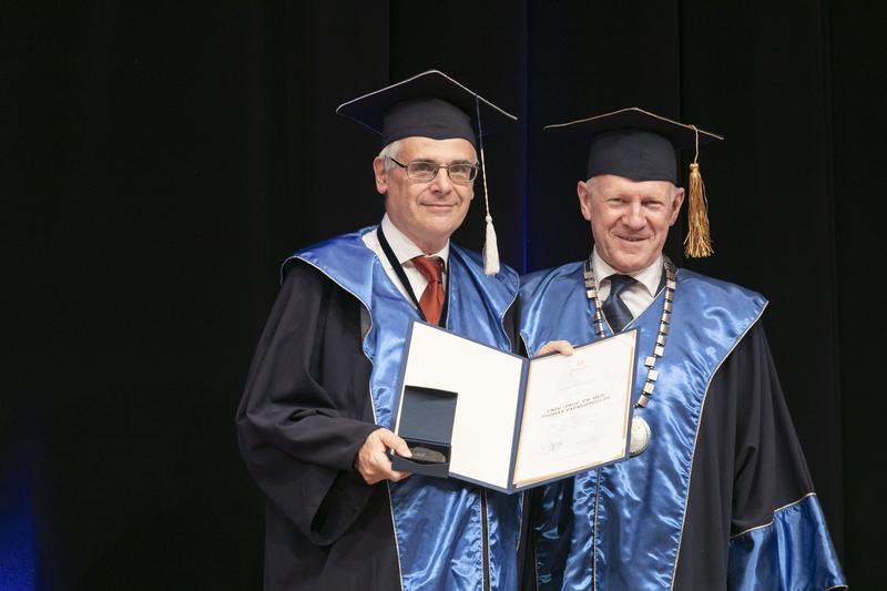 Ein feierlicher Moment: Univ.-Prof. Dr. Thomas Papadopoulos (l.) wird als Dekan für Lehre und klinische Angelegenheiten von Univ.-Prof. Dr. Theodor Fischlein, dem Vize-Rektor der PMU, verabschiedet.