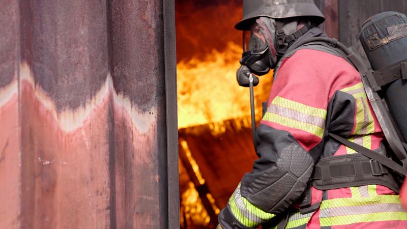 In »3D-PAKtex« setzen sich die Projektpartner das Ziel, die Feuerwehr vor Risiken durch PAK-Giftstoffe besser zu bewahren, indem sie neuartige Schutzanzüge entwickelten.