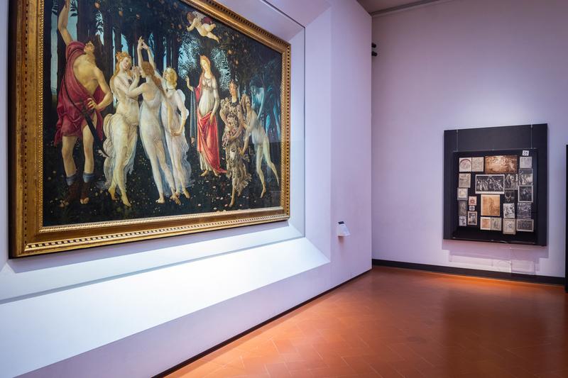 Ausstellungsansicht mit Botticellis "Primavera" und Aby Warburgs Tafel 39 aus dem Mnemosyne-Atlas