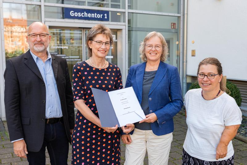 Prof. Katja Scholz-Bürig (l.), Vizepräsidentin für Studium und Lehre, übergibt Dr. Sandra Schiller die Ernennungsurkunde zur Honorarprofessorin an der HAWK im Beisein von Prof. Dr. Bernhard Borgetto und Birthe Hucke vom Deutschen Verband Ergotherapie.  