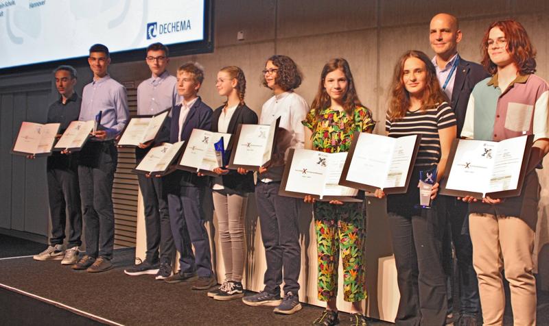 Die siegreichen Teams von der Eichenschule in Scheeßel, der Schillerschule in Hannover und der Edith-Stein-Schule in Darmstadt freuen sich mit Chemie-Nobelpreisträger Prof. Benjamin List über ihre Preise.