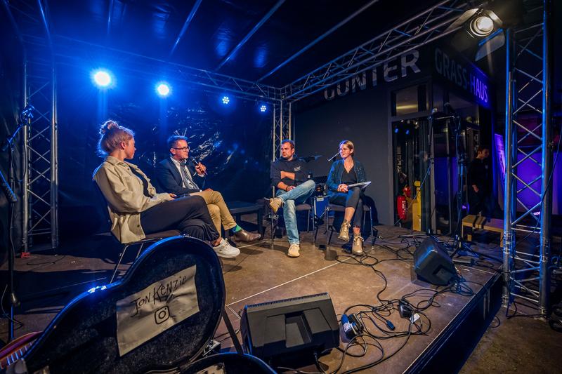 V.l.n.r.: Rebekka Hoppermann, Sebastian Meyhöfer und Joachim Hagel im Gespräch mit Johanna Helbing
