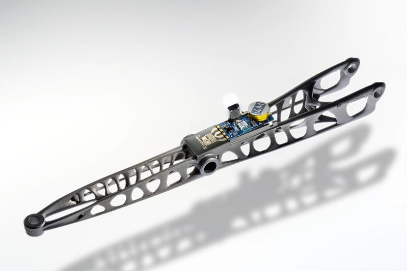 The transverse link with imprinted force sensor measures the stresses acting in the application at any time and registers the smallest cracks that occur before a defect occurs.