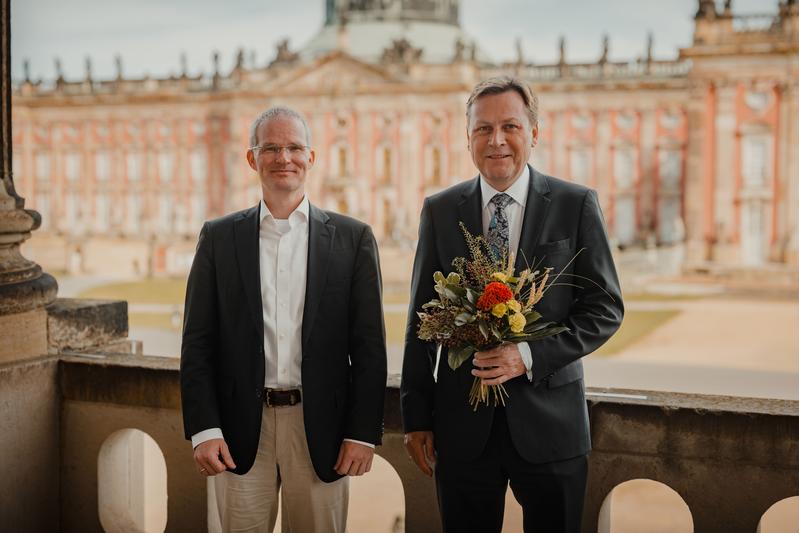 Prof. Oliver Günther, Ph.D., hier mit dem Vorsitzenden des Senats, Prof. Dr. Andreas Borowski, wurde für eine dritte Amtszeit als Universitätspräsident wiedergewählt.