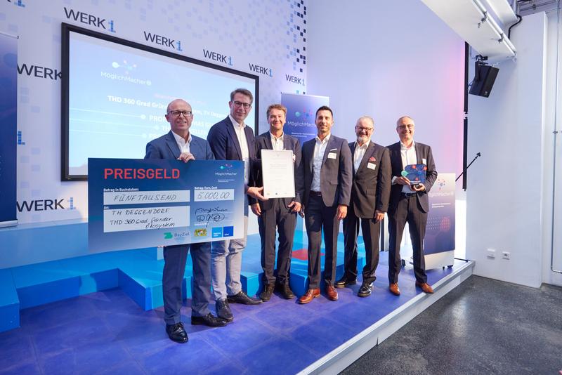 (von links) Dr. Christof Prechtl (vbw), Wissenschaftsminister Markus Blume, Prof. Dr. Thomas Geiß (THD), Thomas Keller (ITC GmbH), Prof. Peter Schmieder (BITZ Oberschneiding) und Prof. Dr. Robert Ott (BayZiel).