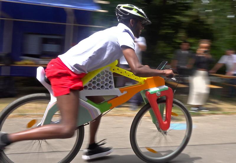 Voller Einsatz: Student Yoseph Teshome vom Addis Ababa Institute of Technology im gemischten Team der HKA beim hybriden Rennen
