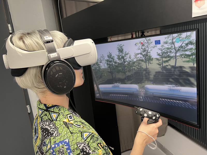 Güterzug-Vorbeifahrt spielerisch erleben: Der Monitor zeigt, was die Nutzerin in virtueller Realität dreidimensional sieht – mit dem realistischen Bahnlärm exakt in ihrer Position.