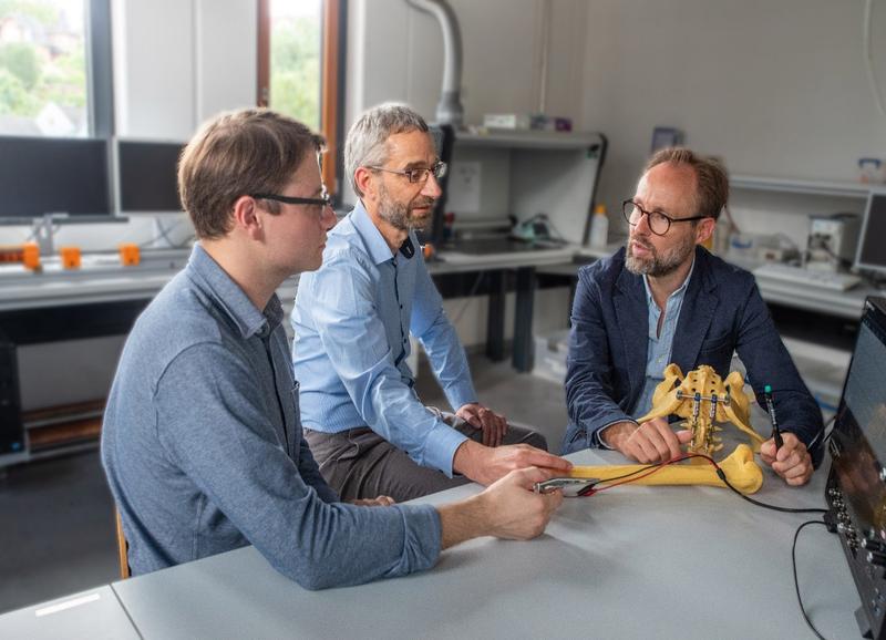 Besprechung des Messkonzepts am Hüftmodell: Jan Lützelberger, Prof. Dr. Klaus Stefan Drese (beide Hochschule Coburg), Dr.med. Alexander Franck (Regiomed Coburg) (v.l.). 