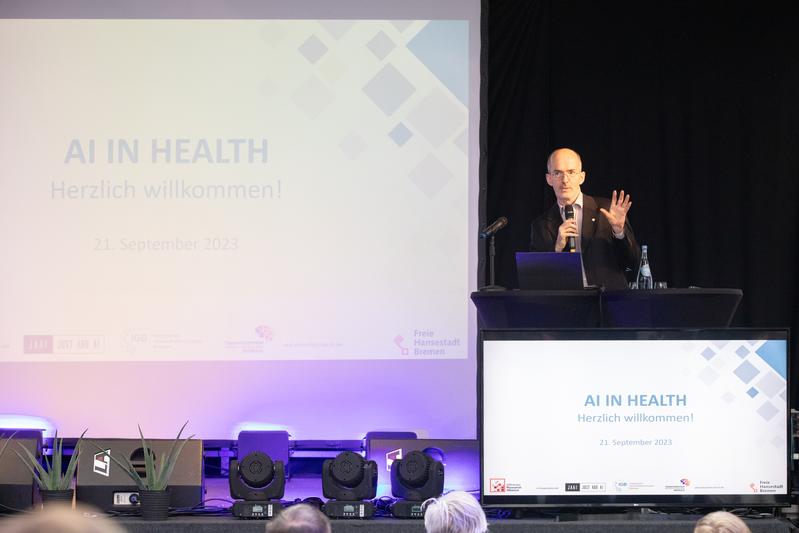 Begrüßung der Teilnehmenden der Bremer Konferenz AI in Health durch Prof. Dr.-Ing Horst Karl Hahn im Schuppen 2.