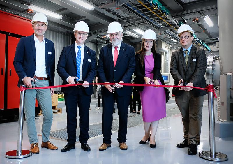 Prof. Klingner, Fraunhofer Research Director, Prof. Böker, Director of Fraunhofer IAP, Minister of Science Prof. Willingmann, Head of Department Kleinert and Prof. Bartke, Director of Fraunhofer PAZ, jointly inaugurated the new building.
