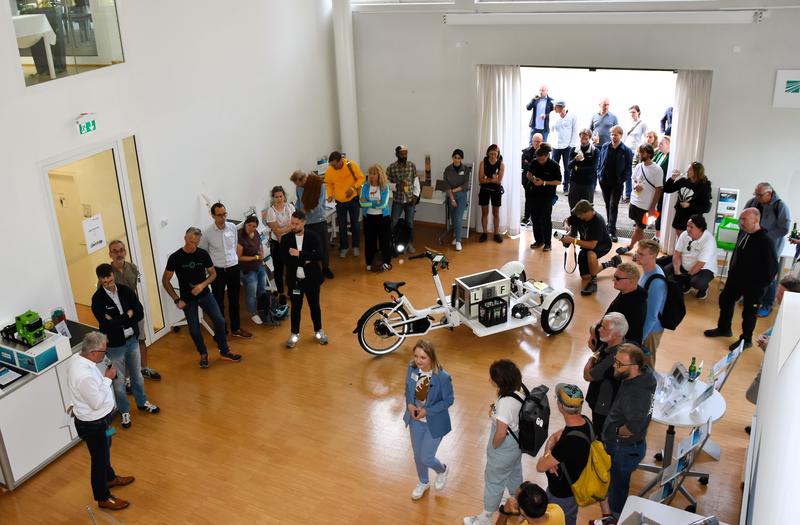 Die Teilnehmenden des vierten Nationalen Radlogistik-Konferenz zu Besuch im Fraunhofer LBF in Darmstadt-Kranichstein. 