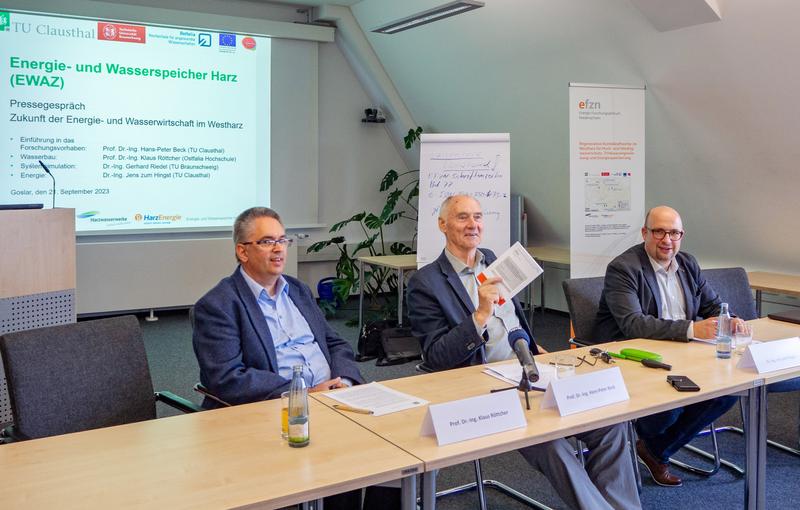 Im Rahmen eines Pressegesprächs stellten  (von links) Prof. Klaus Röttcher, Prof. Hans-Peter Beck und Dr. Jens zum Hingst die Ergebnisse vor.