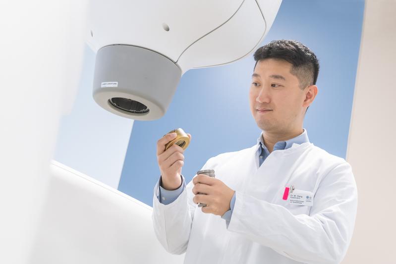 Dr. Maximilian Deng, hier am „Cyberknife“ der Klinik für Radioonkologie und Strahlentherapie des UKHD, erforscht in den kommenden zwei Jahren, ob die Analyse bestimmter Tumormarker im Blut die Strahlentherapie bei Meningeomen verbessern kann.