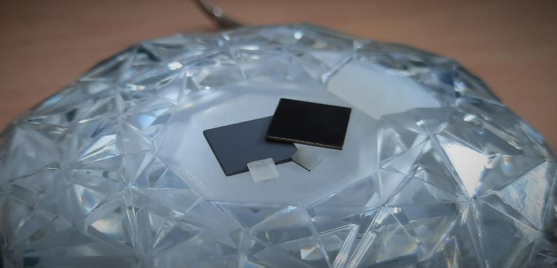 Vier Diamantmaterialien: "Diamantschwarz" aus polykristallinem nanostrukturierten Kohlenstoff (oben rechts), das gleiche Material vor der Nanostrukturierung (oben links), ein Einkristall (unten links) und ein mit Bor dotierter Einkristall (unten rechts). 