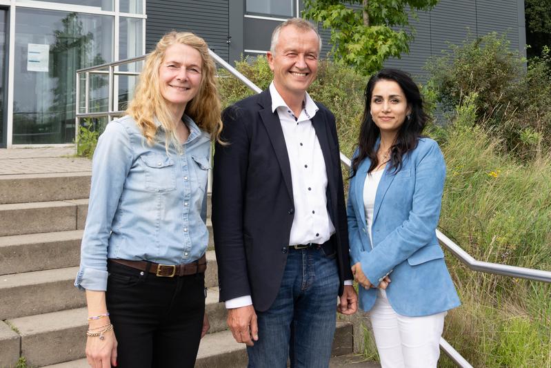 Freuen sich über die Vertiefung der Zusammenarbeit: (v. l. n. r.) Prof. Dr. Tatjana Oberdörster, Vizepräsidentin an der Westfälischen Hochschule (WH), Dr. Jörg Vogelsang, Niederlassungsleiter der SLV Duisburg, und Prof. Dr. Ghazal Moeini (WH).