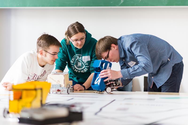 Studienstarter, die an den Orientierungsangeboten der TU Ilmenau teilnehmen, bearbeiten an der Universität in kleinen studiengangübergreifenden Teams interdisziplinäre Projekte mit aktuellen technischen Fragestellungen
