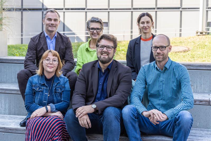 Das interdisziplinäre Forschungsteam aus Pflege- und Wirtschaftswissenschaftler*innen des Projektes OMAHA - o.l.n.R. Manfred Pferzinger, Adelheid Schönthaler, Anja Kepplinger, u.l.n.R: Susanne Bauer, Alexander Braun, Markus Latzke