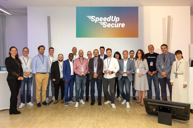 Zehn besonders innovative Cybersecurity Startups absolvierten erfolgreich das Accelerator Programm „SpeedUpSecure“. Hier sind sie auf dem Final Pitch Event zu sehen. 