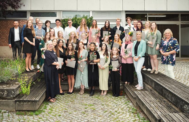  Die Absolventinnen und Absolventen des ersten Jahrgangs der generalistischen Pflegeausbildung an der MHH. 