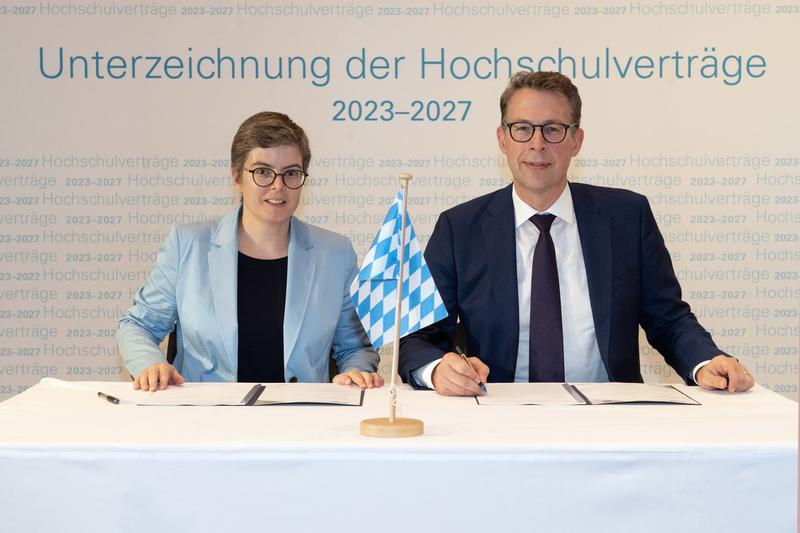 Prof. Lydia Grün und Staatsminister Markus Blume bei der Unterzeichnung des Hochschulvertrags