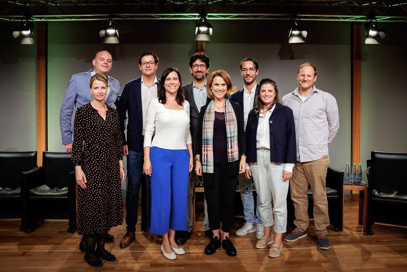 Vertreterinnen und Vertreter des gemeinsamen Verbundes mit Wissenschaftsministerin Petra Olschowski (mit Schal)