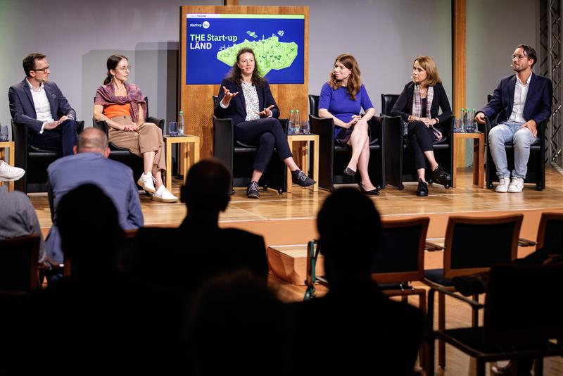 Bei der Diskussion mit Landeswissenschaftsministerin Petra Olschowski (zweite von rechts) ging es um die Besonderheiten und Herausforderungen der akademischen Gründerszene