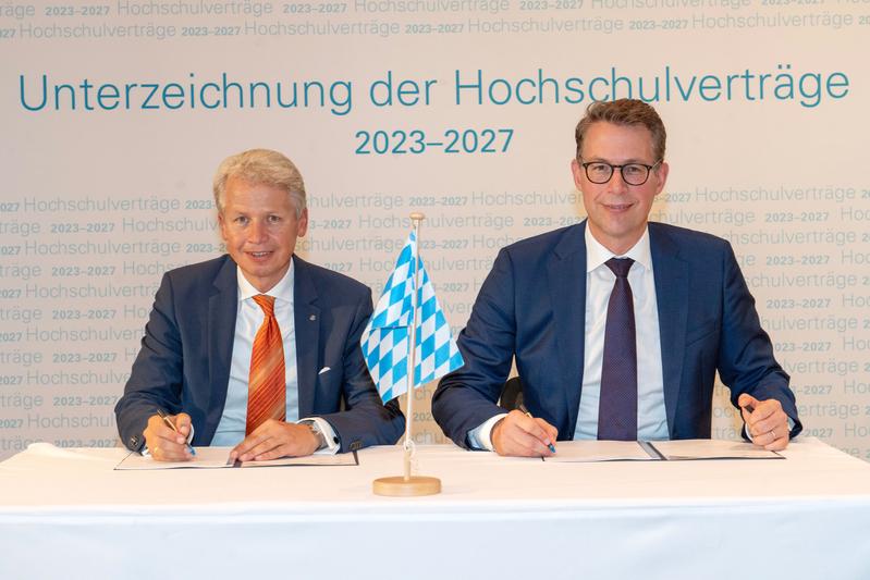 Prof. Dr. Clemens Bulitta, Präsident der OTH Amberg-Weiden, und Wissenschaftsminister Markus Blume unterzeichnen den Hochschulvertrag.