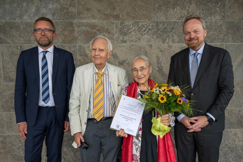 Die Preisträgerin Univ.-Prof. Dr. Ulrike Aspöck mit ihrem Ehemann, Univ.-Prof. Dr. Horst Aspöck (mitte) und Laudator Prof. Dr. Michael Ohl (links) sowie Prof. Dr. Lars Krogmann, dem Direktor des Naturkundemuseums Stuttgart (rechts). 