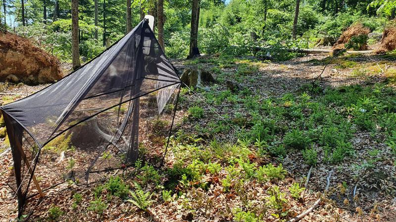 A Malaise trap for catching flying insects. Scientists use such traps to determine insect biomass, among other things. The insects fly against the net, then rise upwards and are caught there in a container.