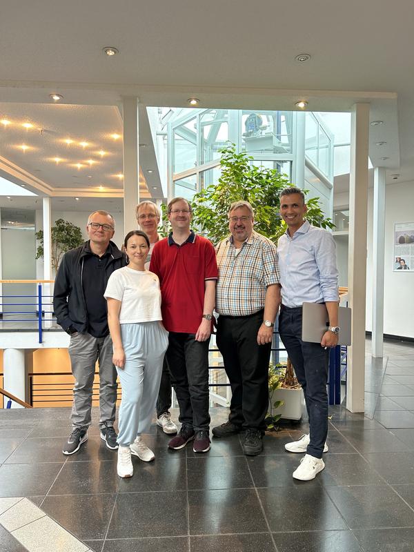 v.l.n.r.: Prof. Dr. Dirk Schüler (wissenschaftlicher Mentor des Projekts BioMagnetix), Dr. Marina Dziuba (EXIST-Stipendiatin), Prof. Dr. René Uebe (wissenschaftlicher Co-Mentor), Dr. Frank Mickoleit (EXIST-Stipendiat), Dr. Andreas Kokott (Institut fü