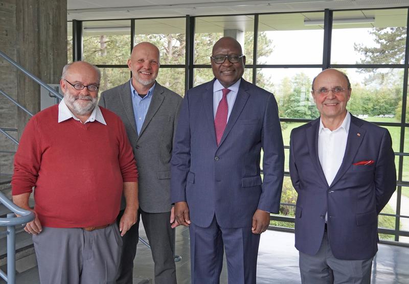 v.l.: Prof. Dipl.-Ing. Peter Adelmann (Institut id-eee), Prof. Dr. Felix Capanni (THU), Botschafter S.E. Martin Andjaba, Prof. Dr. Heinz Maier (Support e.V.)