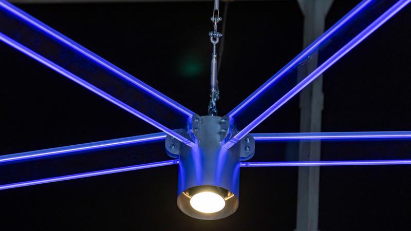 Die Knoten mit Spotbeleuchtung sowie die lichtleitenden Kunststoff-Stabsegmente mit LED-Streifen können in beliebiger Anzahl aneinandergereiht werden. Foto: Jacob Müller