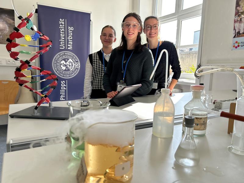 Schülerinnen forschen im Physik-Labor der Universität Marburg