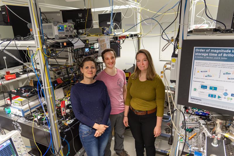 (Von links nach rechts) Forschungsgruppenleiterin Birgit Stiller im Labor mit Andreas Geilen und Alexandra Popp