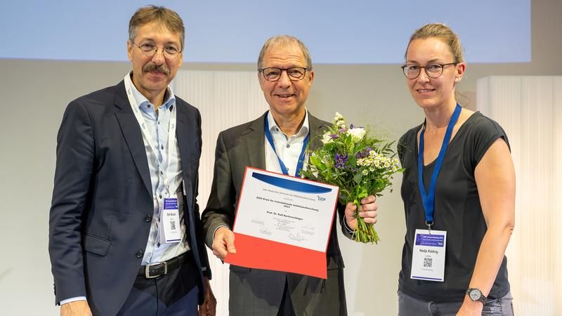 Prof. Dr. Dr. h. c. Ralf Bartenschlager nimmt den DZIF-Preis 2023 entgegen