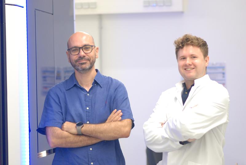 Nehmen die Peroxisomen ganz genau unter die Lupe: Prof. Dr. Christos Gatsogiannis und Maximilian Rüttermann 