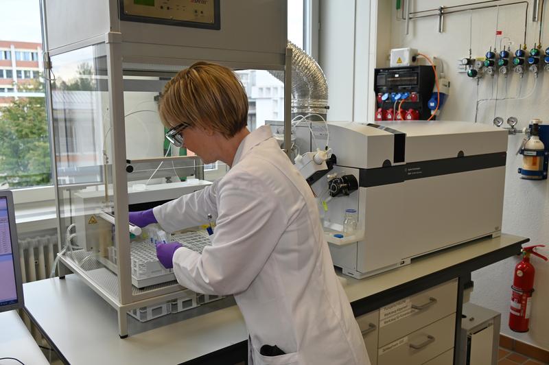 Die Empa-Laborantin Claudia Schreiner sortiert im Labor die Proben zur Analyse im Spektrometer ein.