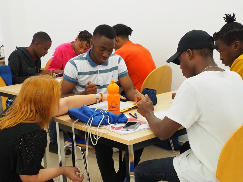 Deutschlehrerin Susanne Gasda mit einer Gruppe Studieninteressierter am neuen Studienkolleg Freiberg.