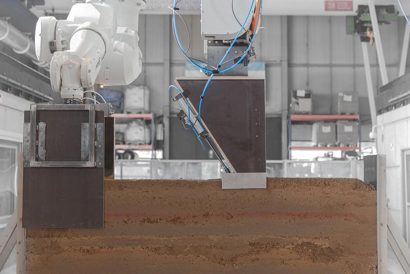 Die Forschenden haben eine mitlaufende Schalung und ein Verdichtungswerkzeug entwickelt, das robotisch betrieben wird. 