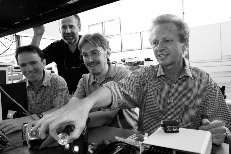 © Fraunhofer/Kai-Uwe Nielsen; Dr. Peter Dannberg, Dr. Andreas Bräuer, Dr. Sergey Kudaev und Dr. Peter Schreiber (v.l.n.r.).