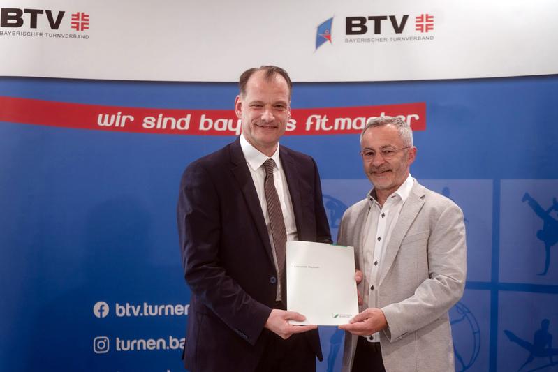 Prof. Dr. Markus Kurscheidt, Universität Bayreuth, und BTV-Präsident Dr. Alfons Hölzl nach der Unterzeichnung der Vereinbarung. 