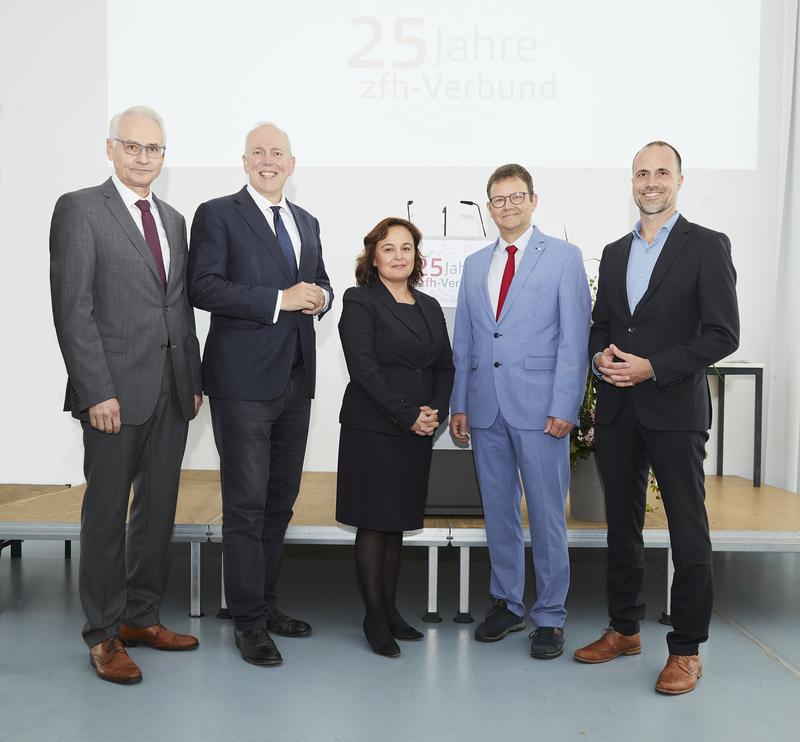 Vertreterin und Vertreter der am zfh-Verbund beteiligten Wissenschaftsministerien mit dem Präsidenten der Hochschule Koblenz und dem Leiter des zfh