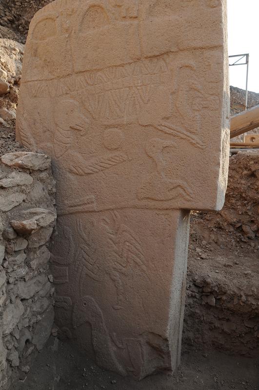 Pfeiler 43 aus Göbekli Tepe mit der Darstellung eines Geiers mit ausgebreitetem Gefieder. Geier waren nicht nur die wichtigsten Vögel in der Ikonographie der frühneolithischen Jäger-Sammlergruppen, die Vögel wurden auch bejagt.