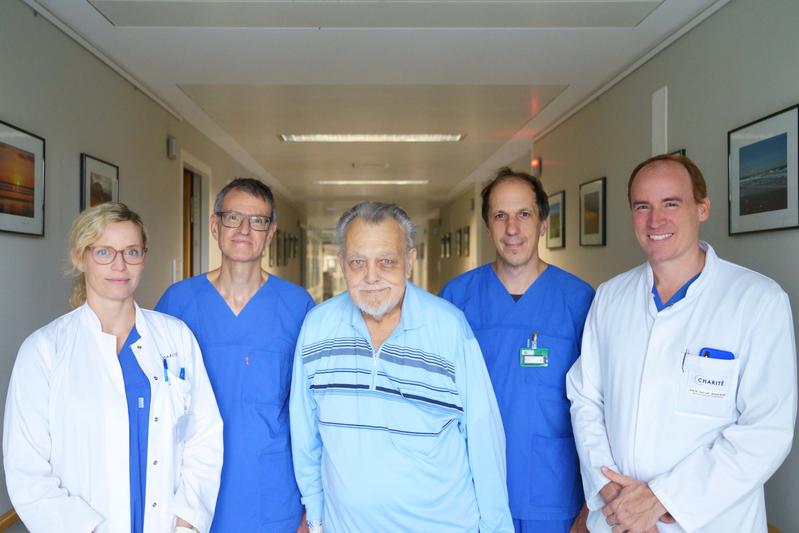 Schrittmacherpatient Jürgen Günther (80, Mitte) aus Berlin mit Mitgliedern des Ärzt:innenteams der Klinik für Kardiologie, Angiologie und Intensivmedizin am Deutschen Herzzentrum der Charité, Campus Virchow-Klinikum