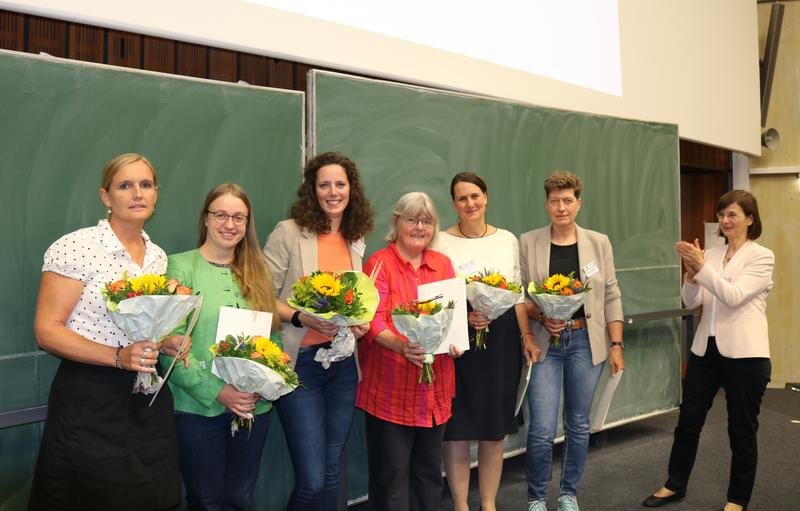 Verleihung des GEWISOLA-Kommunikationspreises anlässlich der Jahrestagung der GEWISOLA in Göttingen an Dr. Christine Niens, Dagmar Wicklow, Anika Bolten (Universität Göttingen) und Dr. Susanne Padel, Dr. Zazie von Davier, Imke Edebohls (Thünen-Institut).