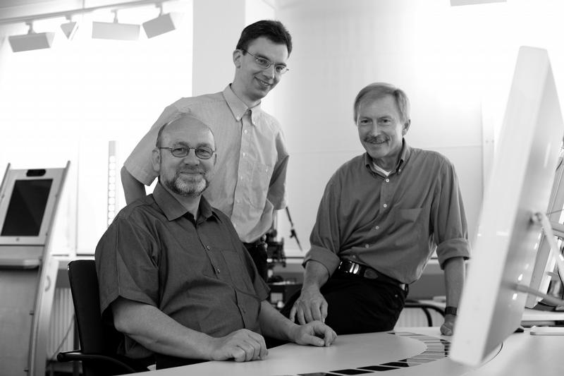 © Fraunhofer/Kai-Uwe Nielsen; Dr. René de la Barré, David Przewozny und Dr. Siegmund Pastoor (v.l.n.r.).