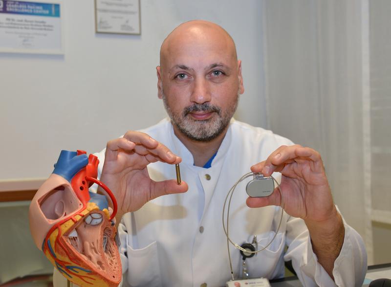 Privatdozent Dr. Guram Imnadze hat den kleinen, kabellosen Herzschrittmacher der neuesten Generation – links im Bild im Vergleich zu einem konventionellen System -  erstmals erfolgreich am HDZ NRW implantiert